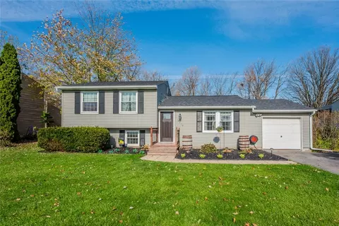 5750 Dalton Dr, Farmington, NY 14425