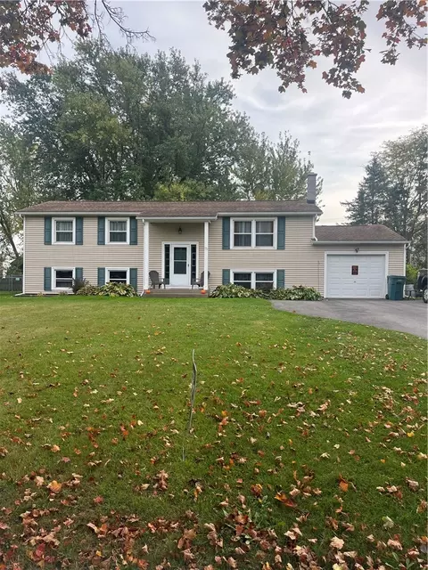 171 Hillside Dr, Parma, NY 14468