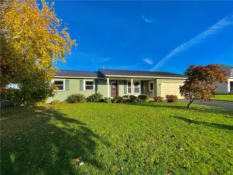28 Fraser Dr, Parma, NY 14468