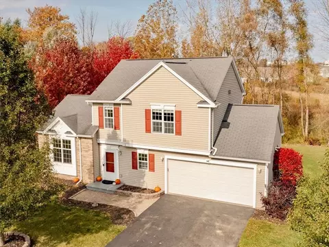 14 Eastview Commons Rd, Gates, NY 14624