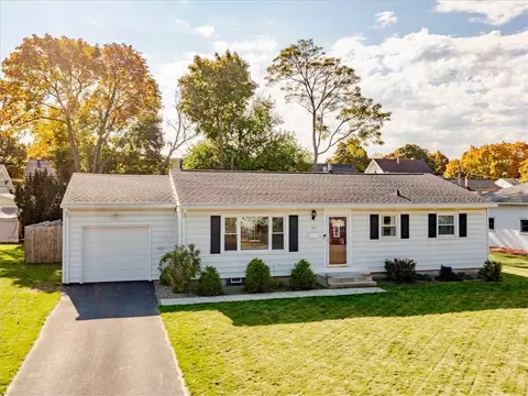 77 Scholfield Rd W, Irondequoit, NY 14617