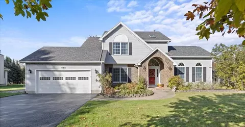 950 Meadow Ridge Ln, Webster, NY 14580