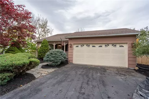 211 Cave Holw, West Henrietta, NY 14586