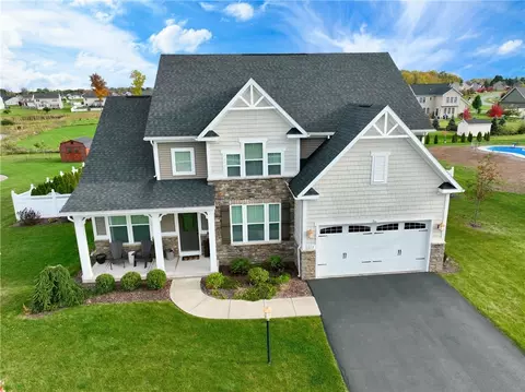 1613 Clovertrail Dr, Farmington, NY 14425