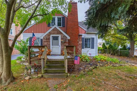 27 Hedgegarth Dr, Irondequoit, NY 14617