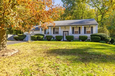 27 Bright Oaks Cir, Chili, NY 14624