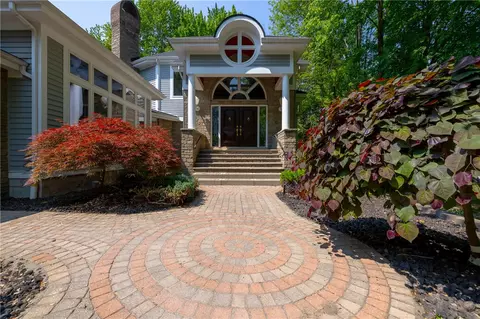 435 Country Woods Ln, Greece, NY 14626