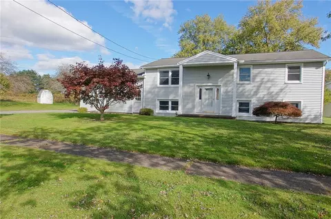 26 Adeane Dr W, Gates, NY 14624