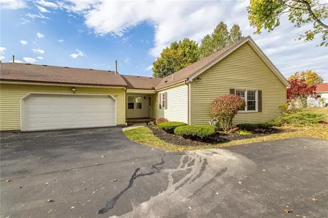 17 Braintree Cres, Penfield, NY 14526