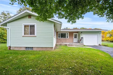 13 Ingram Dr, Gates, NY 14624