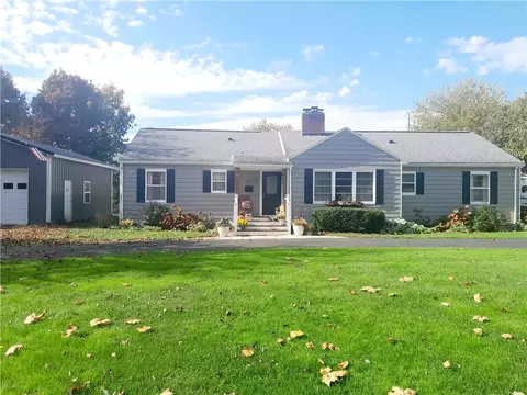 242 Glasgow St, Galen, NY 14433