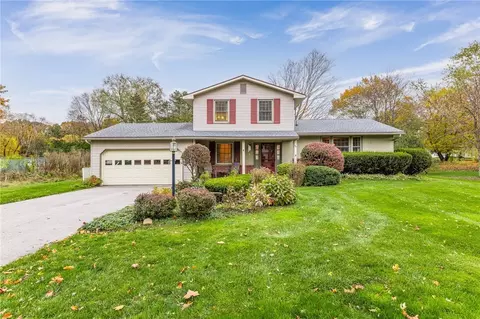 28 Glendower Cir, Pittsford, NY 14534