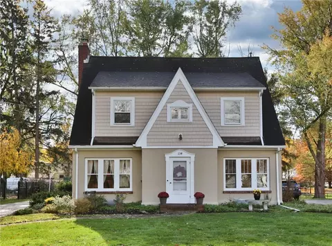 134 W Charlotte Ave, Palmyra, NY 14522