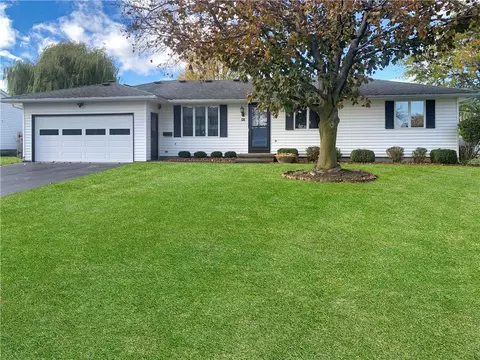 121 Oak Bridge Way, Greece, NY 14612