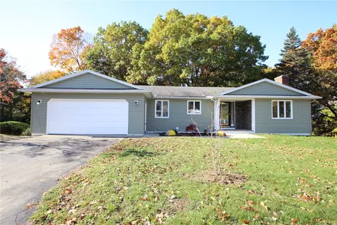 3 Marks Hill Ln, Irondequoit, NY 14617