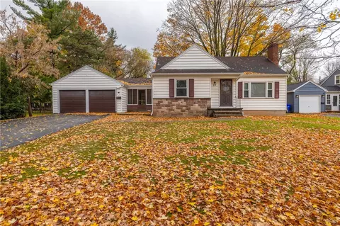 27 Morncrest Dr, Gates, NY 14624