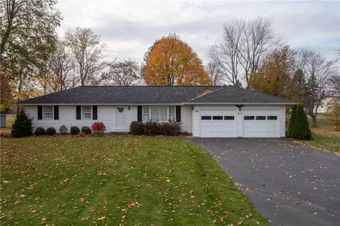 714 Hook Rd, Farmington, NY 14425