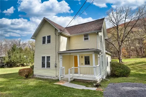 20 Mark Cir, Naples, NY 14512