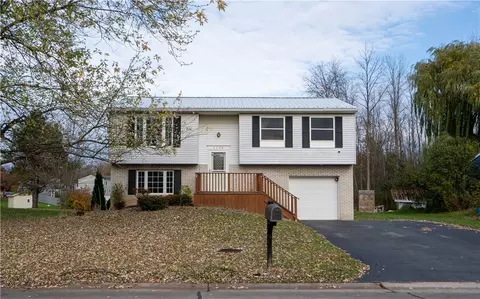 5720 Beanpole Cir, Farmington, NY 14425