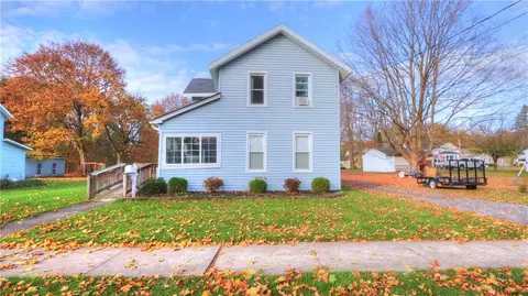 17 Walnut St, Phelps, NY 14532
