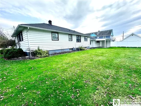 74 E Benton St, Dunkirk, NY 14048 photo 4