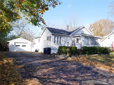 25 Beechwood Dr, Gates, NY 14606