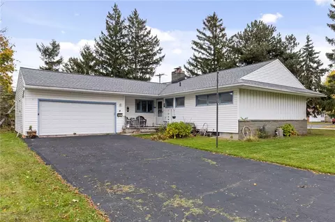 8 Hillview Dr, Irondequoit, NY 14622