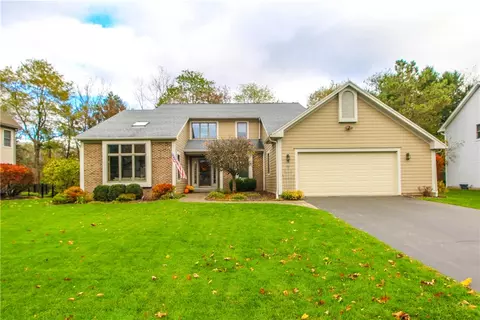 10 Meadow Cove Rd, Pittsford, NY 14534