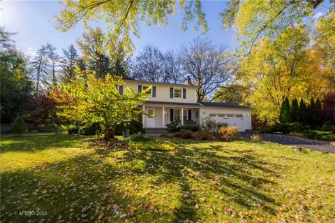 37 Candlewood Dr, Pittsford, NY 14534