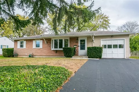 680 Cabot Rd, Greece, NY 14626
