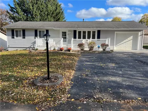 18 Regina Dr, Gates, NY 14606