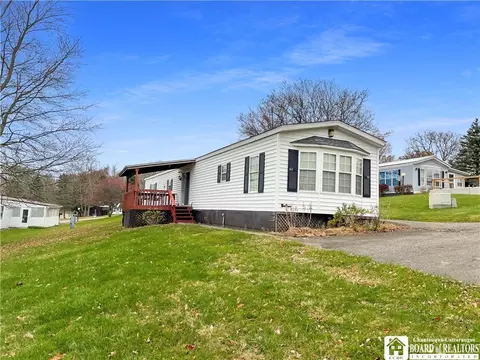 147 Greenhurst Village Dr, Ellery, NY 14701