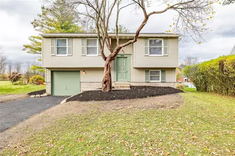 1616 Wheatstone Dr, Farmington, NY 14425