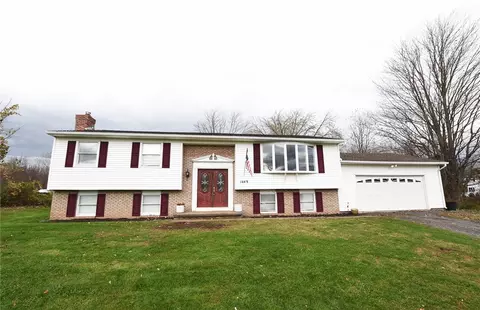 1449 Paddy Ln, Ontario, NY 14519