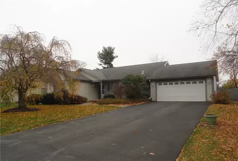 18 Geiger Cir, Greece, NY 14612