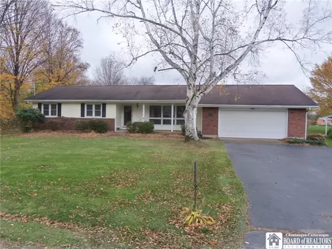 10347 Chestnut Rd, Pomfret, NY 14063