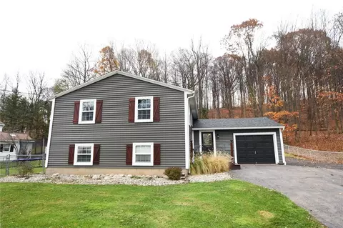 15 Olympus Dr, Macedon, NY 14502
