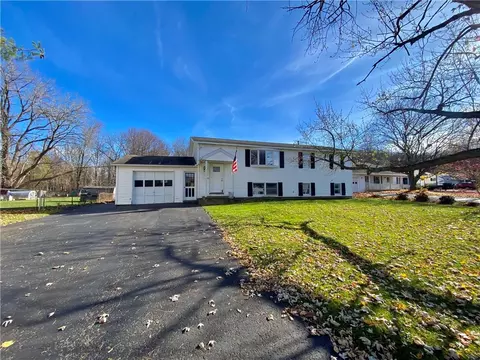 12 Loretta Dr, Parma, NY 14559