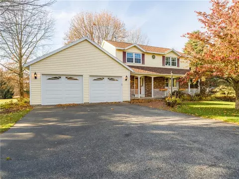 7 Osage Trl, Ogden, NY 14559
