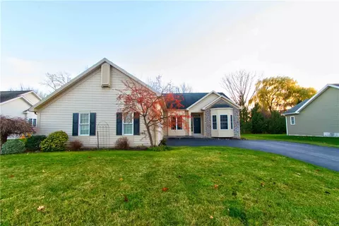 9 Grovewood Ln, Chili, NY 14624