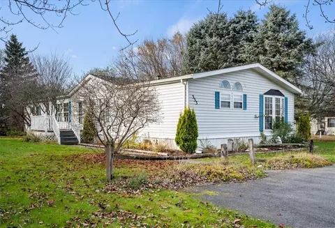 333 Fallbrook Cir, Manchester, NY 14432