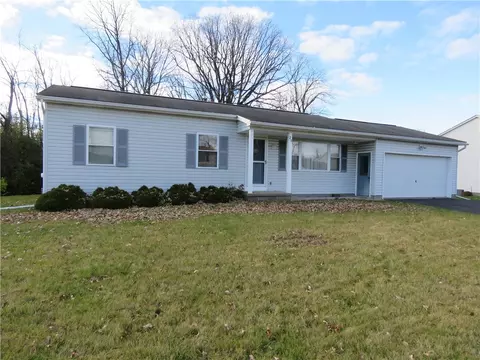 29 Hazel Bark Run, Gates, NY 14606