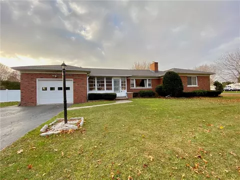 25 El Rancho Dr, Greece, NY 14616