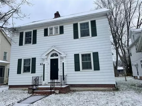 92 Harwick Rd, Irondequoit, NY 14609