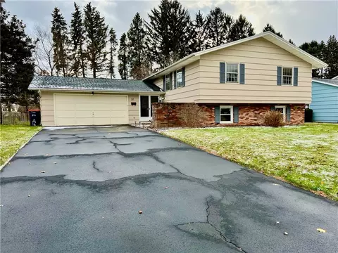 57 Oakbend Ln, Irondequoit, NY 14617