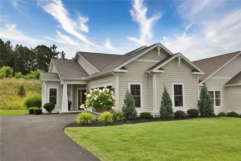 4 Skylight Trl, Pittsford, NY 14534