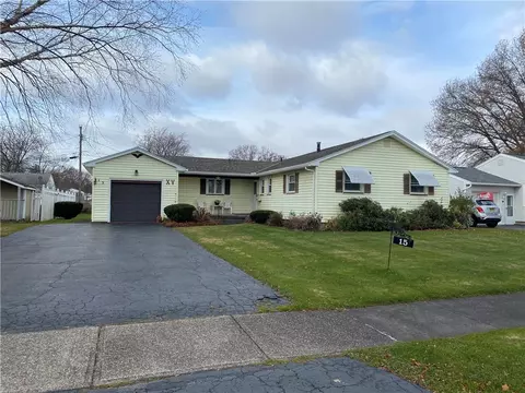 15 Catalina Dr, Irondequoit, NY 14622