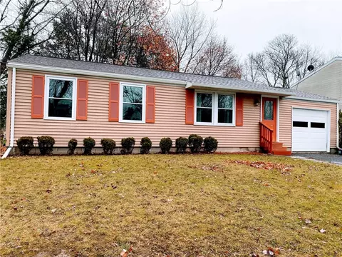 30 Coachlight Cir, Farmington, NY 14425