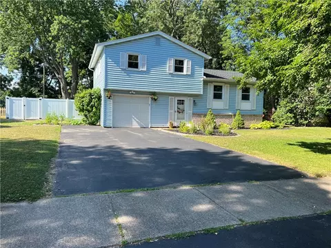 46 Willhurst Dr, Gates, NY 14606