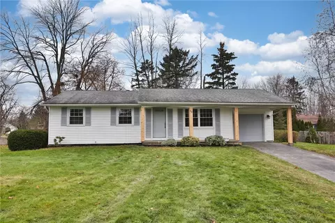29 Stonewall Ct, Greece, NY 14615